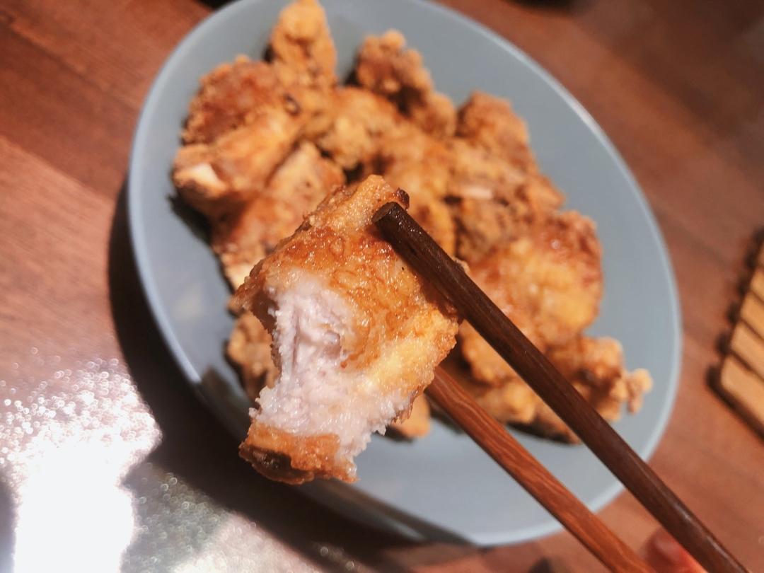 我家排骨从不红烧，加一些大蒜，出锅香喷喷，孩子吃完舔手指