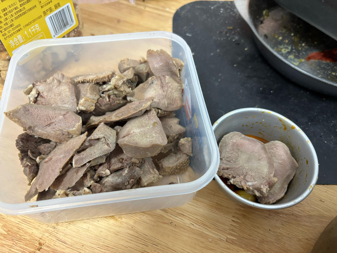 家常卤猪舌头蘸酱油