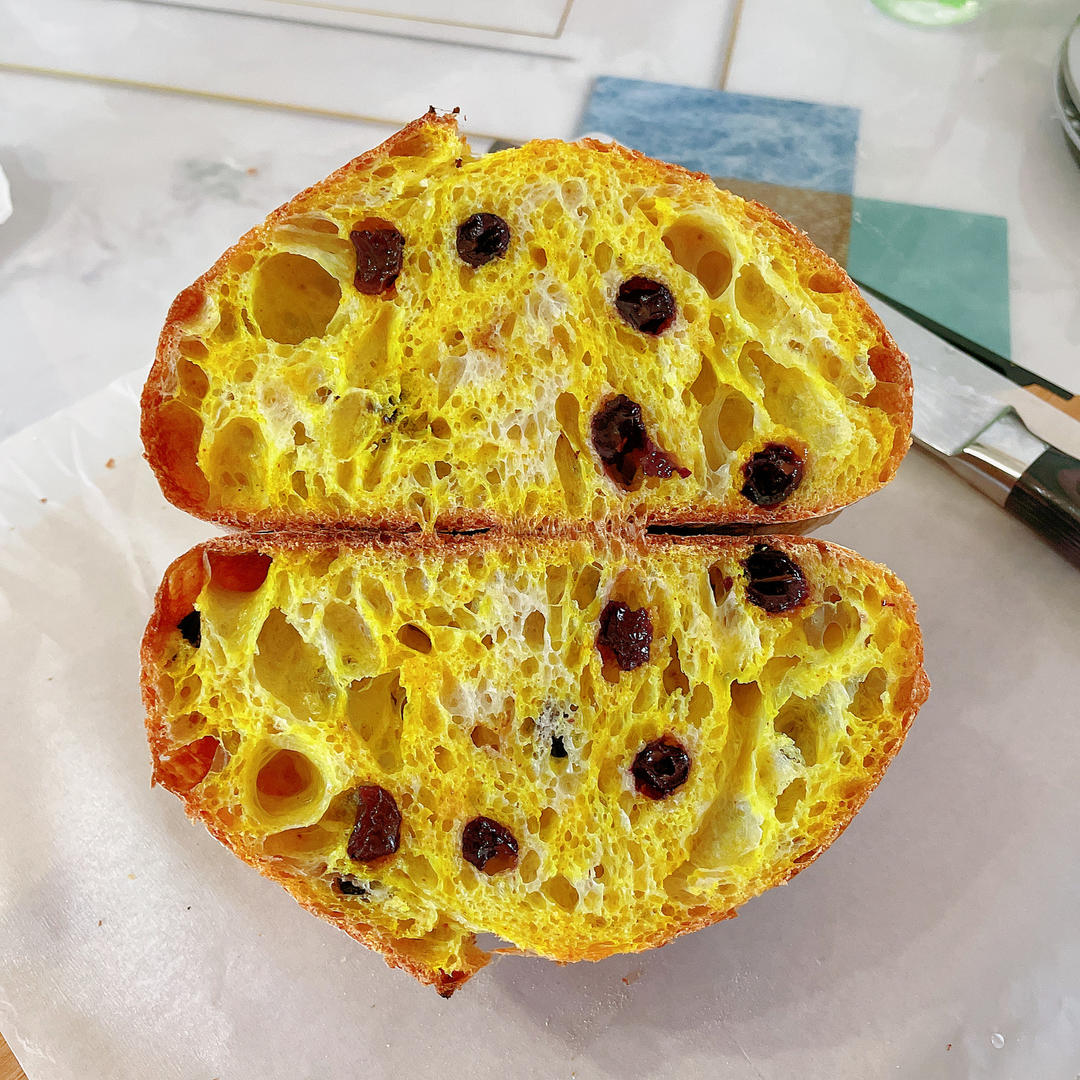 好吃到飞起-天然酵母姜黄肉桂提子双色欧包（手揉法-超详细）