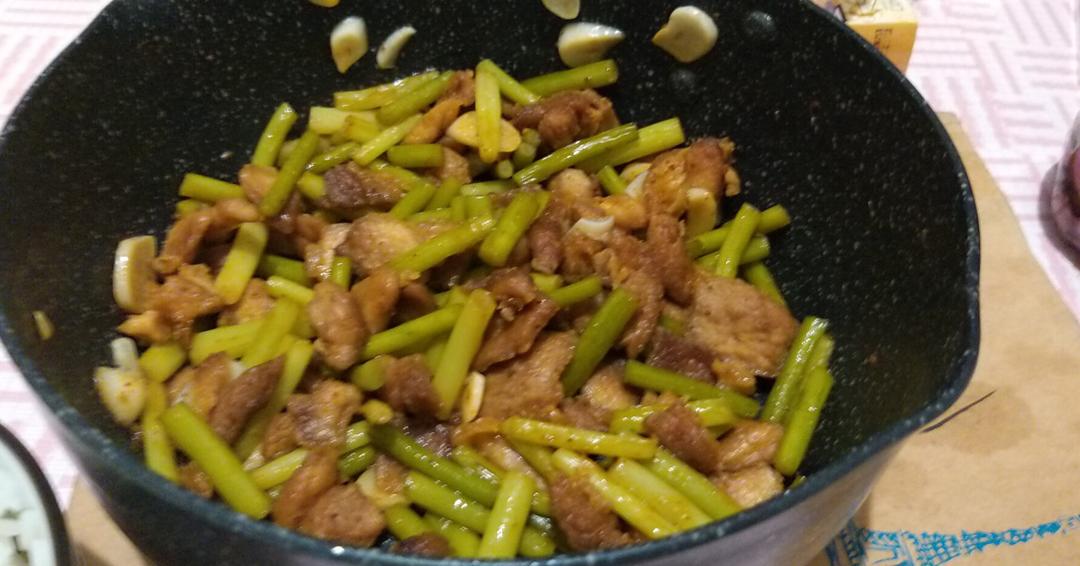 五花肉炒蒜苔 / 蒜薹炒肉