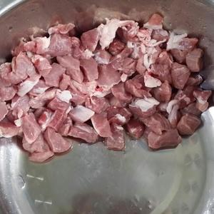 大头菜豆腐干肉丁哨子的做法 步骤2