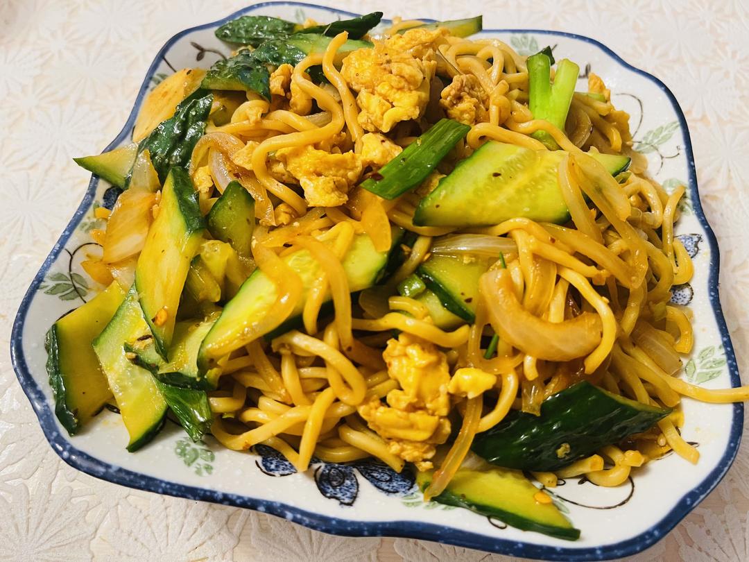 黄瓜炒凉面的做法