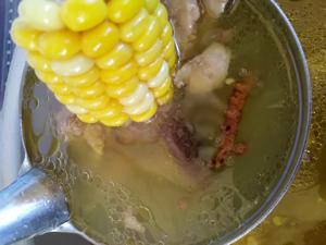 黄金菇、虫草鸡汤的做法 步骤2