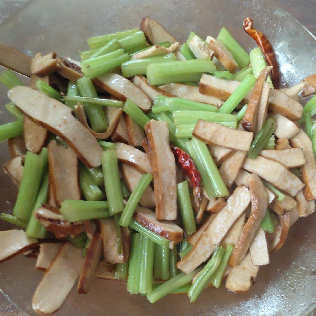 让何老师好吃到哭的同款芹菜炒香干，真的超美味