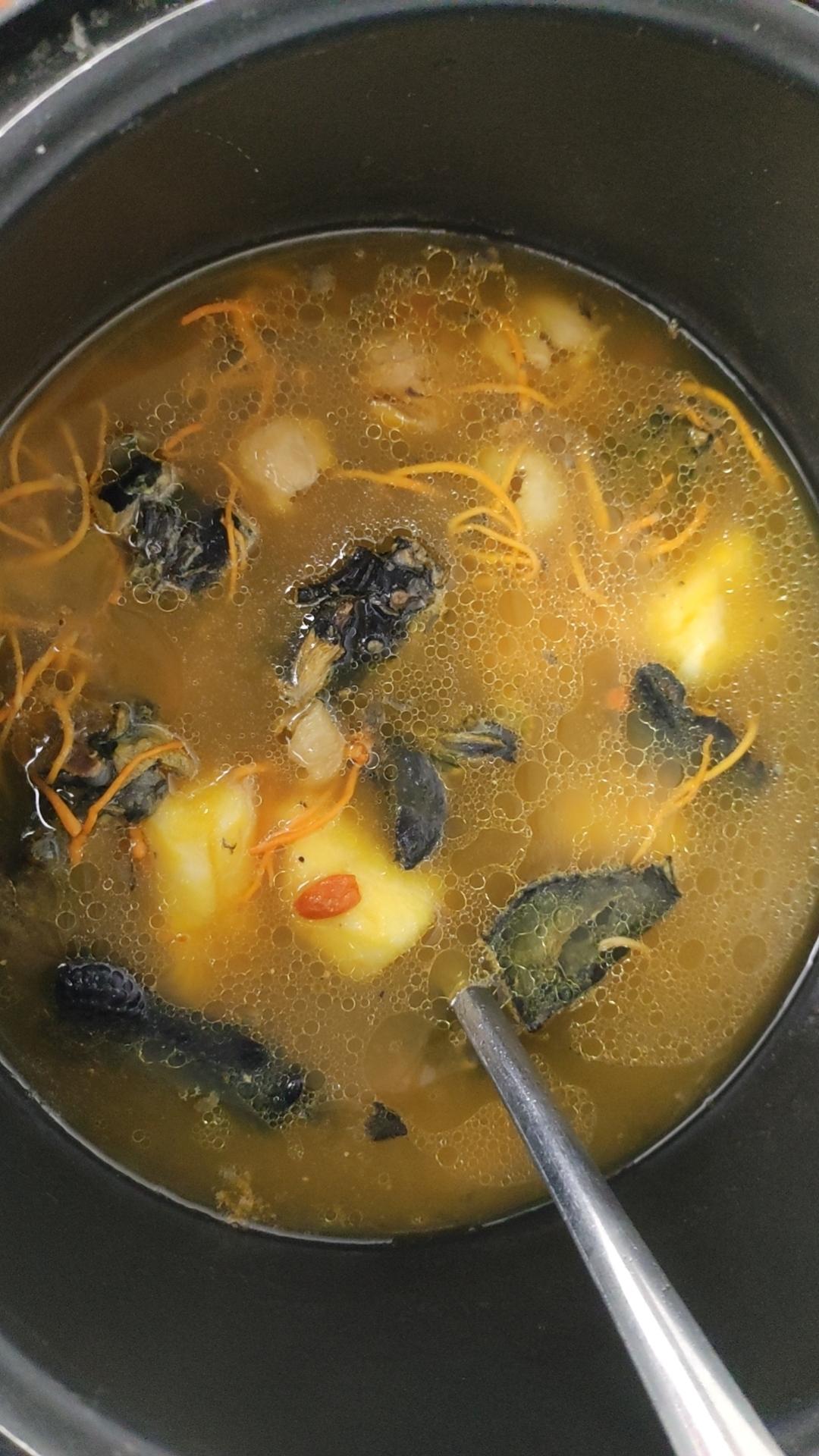 虫草花淮山乌鸡汤