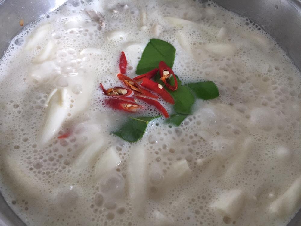 Thai Tom Kha Gai泰式椰奶鸡汤的做法 步骤7