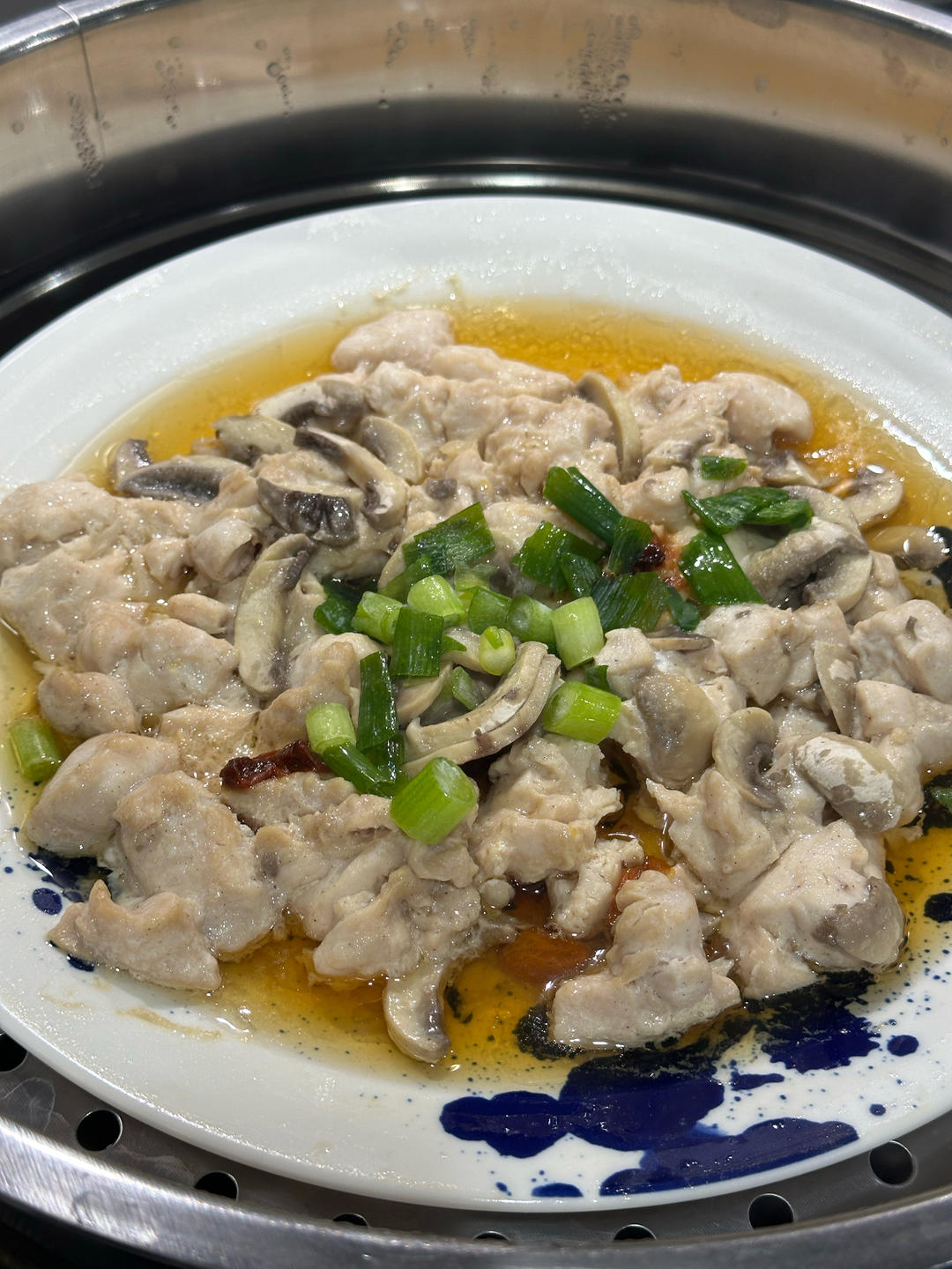 广式家常菜香菇蒸鸡，鲜嫩又方便百吃不厌