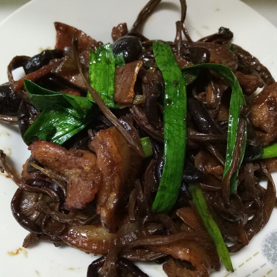 五花肉干锅茶树菇