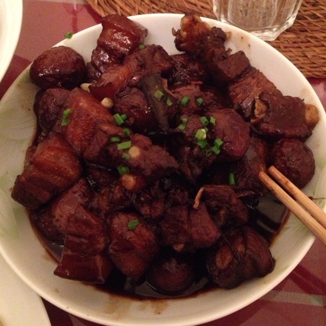 吃着碗里望着锅里的红烧肉