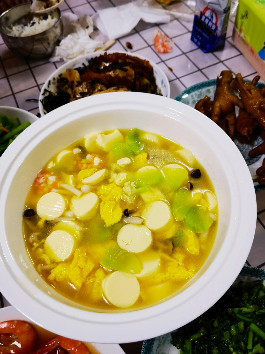 豆腐鲜虾菇菌汤