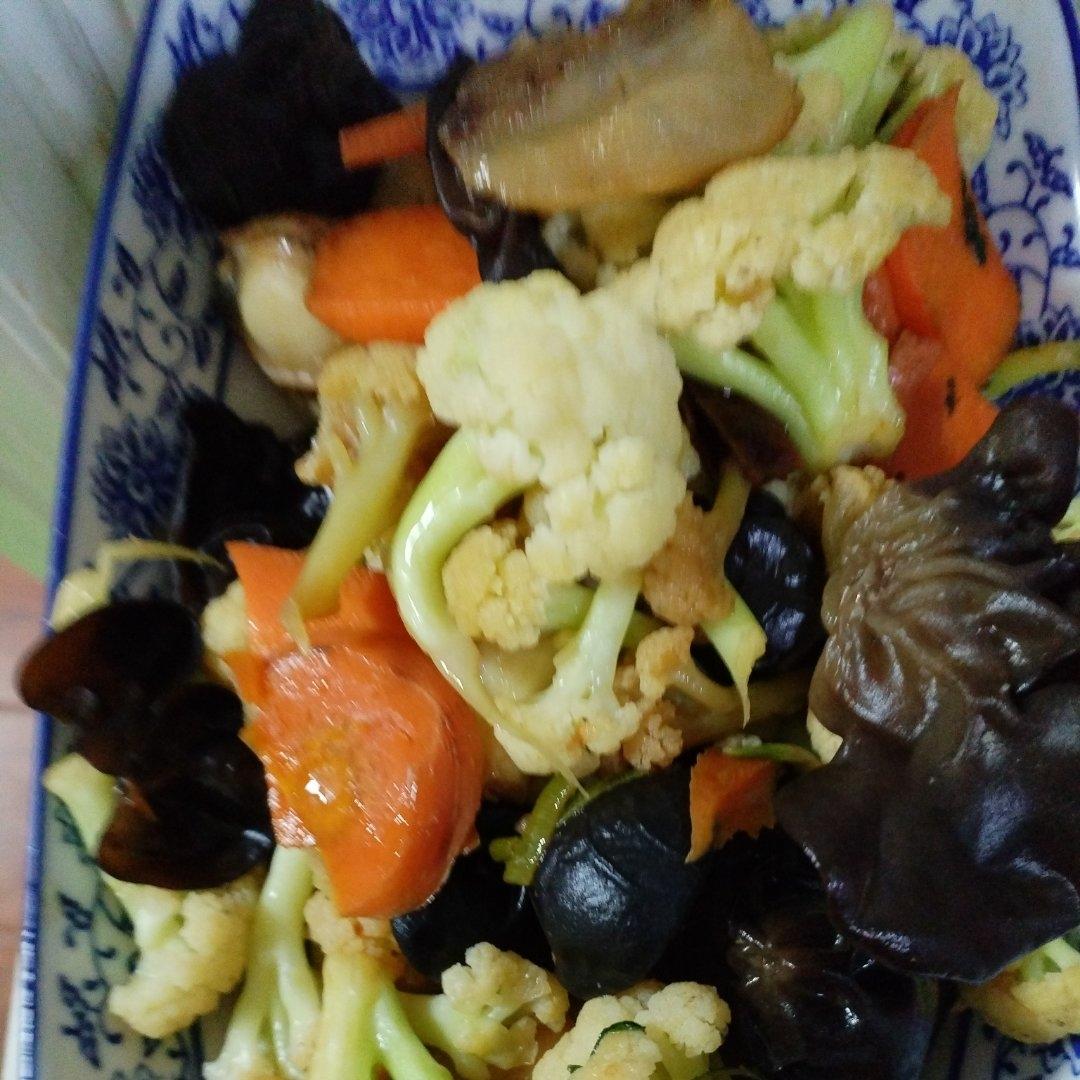 西兰花胡萝卜炒木耳