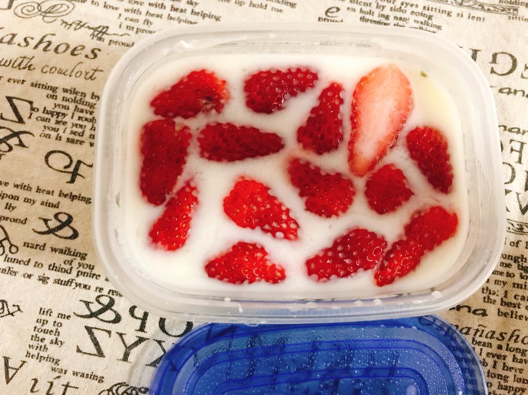 草莓酸奶布丁
