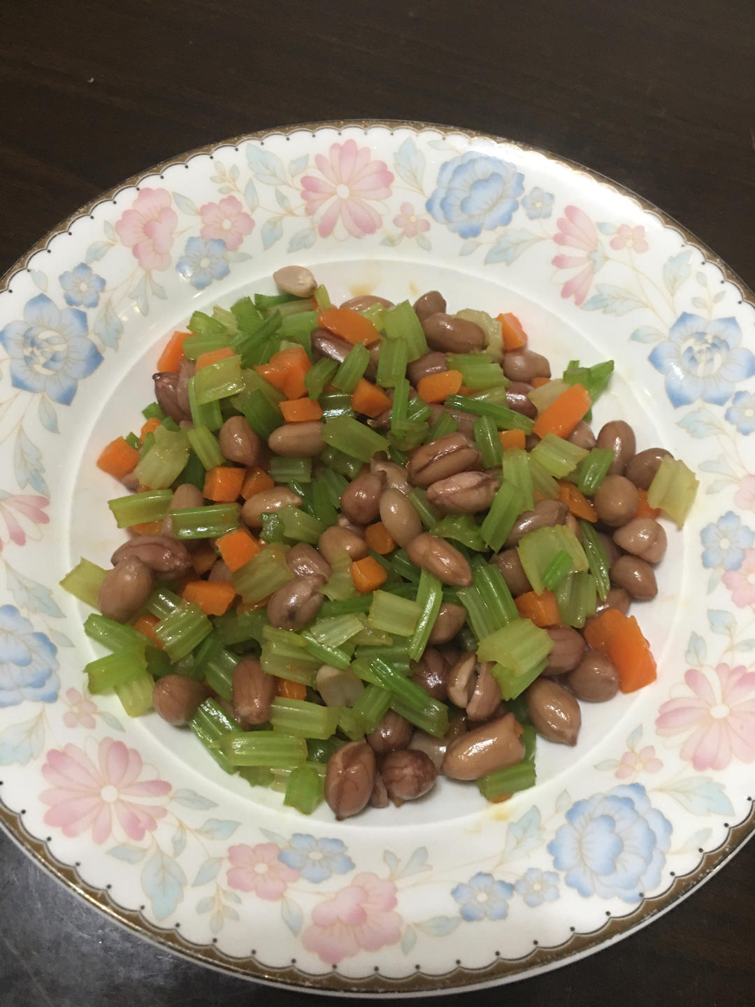 凉拌芹菜花生米胡萝卜