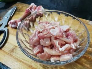 青椒炒鸡腿肉的做法 步骤2