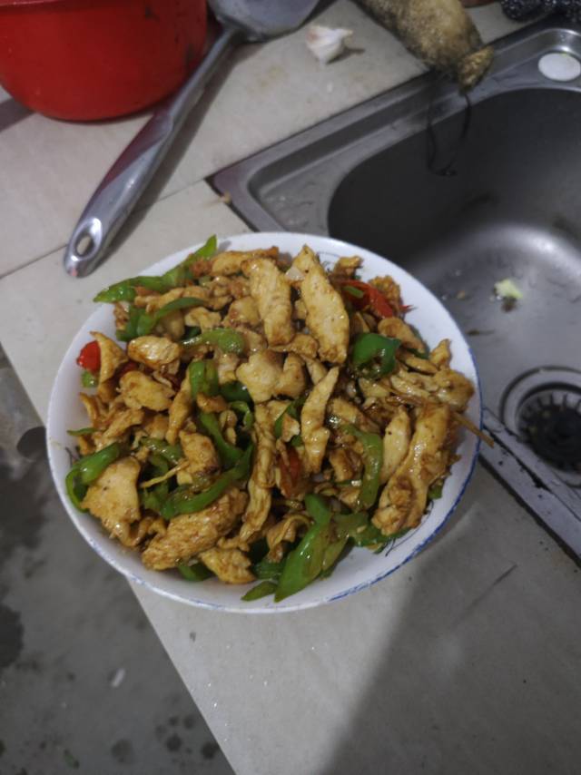 巨好吃的青椒炒鸡胸肉丝，超下饭