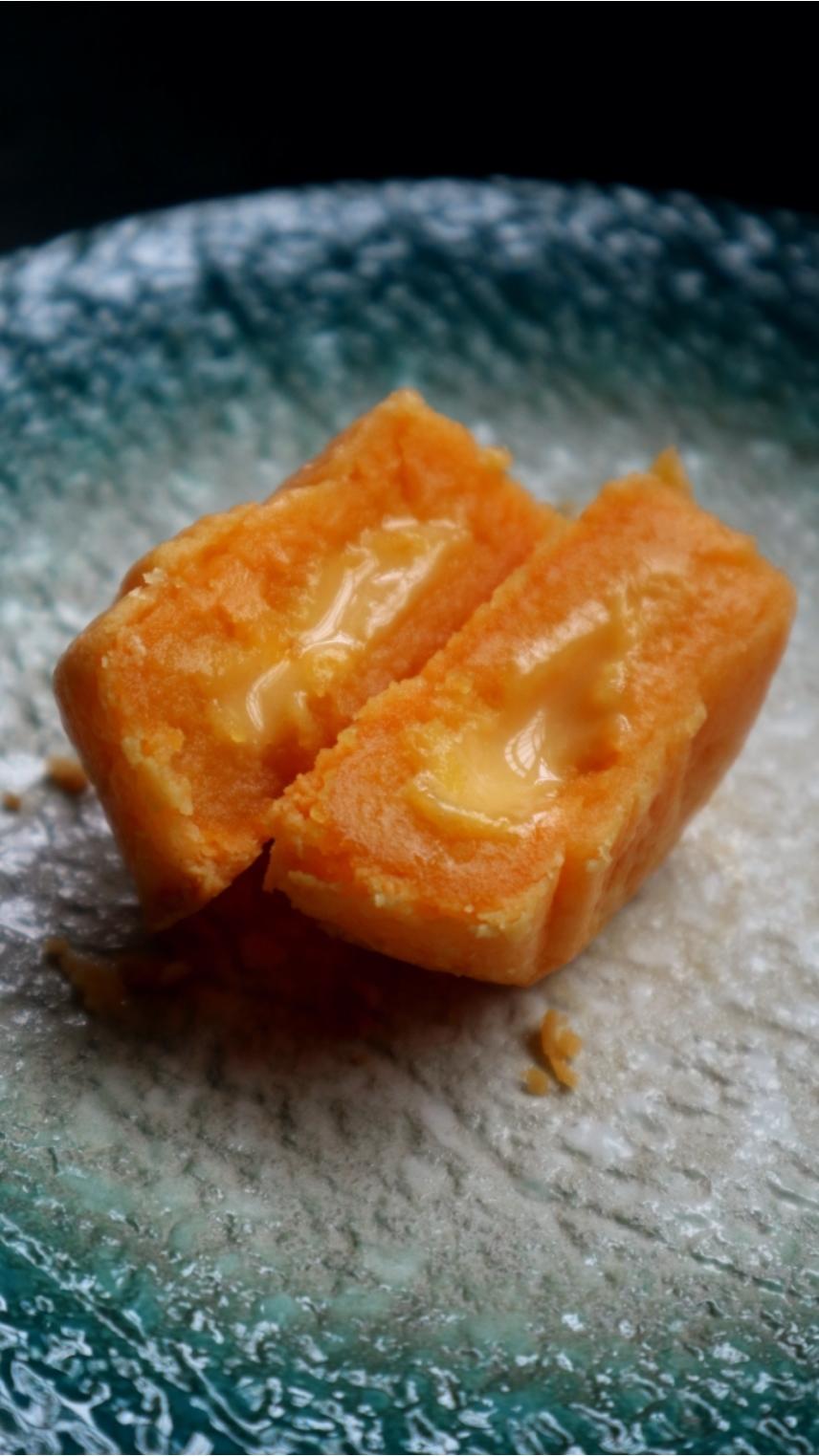💃奶黄流心月饼——这是可以让你坐稳朋友圈厨霸位置的月饼🥮，没人点赞算我输👎