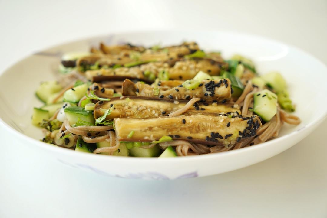 味噌茄子绿茶面和黄瓜沙拉［Miso aubergine，green tea noodle and cucumber salad］