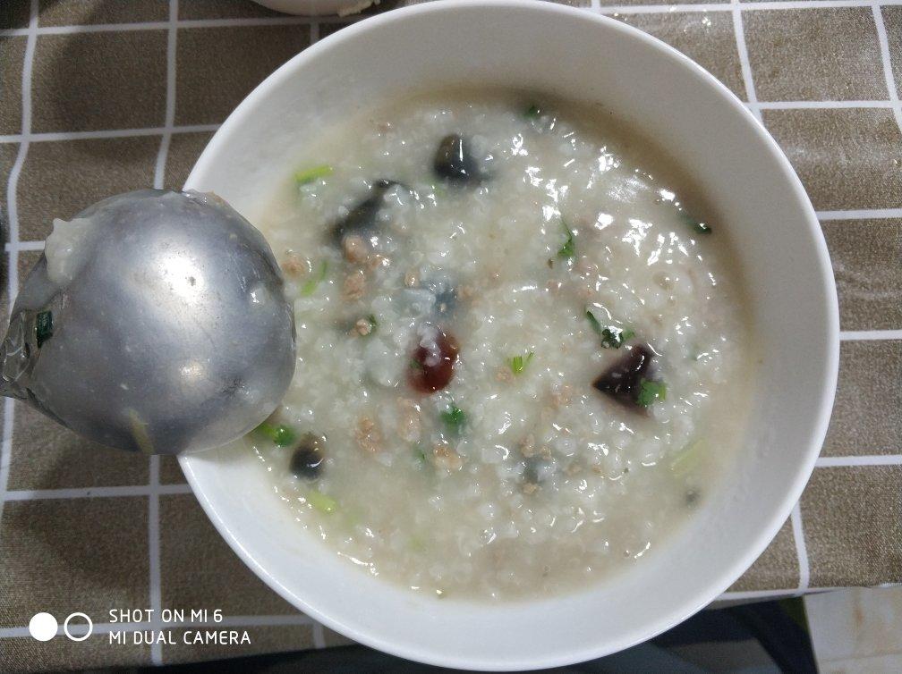 生滚皮蛋瘦肉粥，包你大碗喝