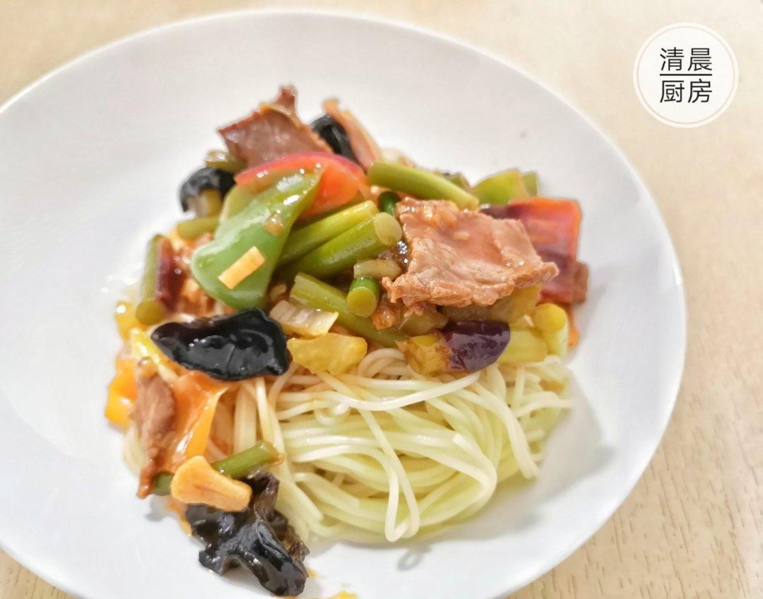 新疆过油肉拌面
