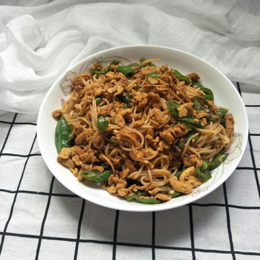 青椒鸡蛋拌面