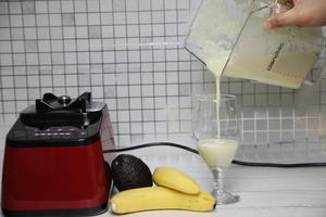 香蕉牛油果奶昔的做法 步骤4