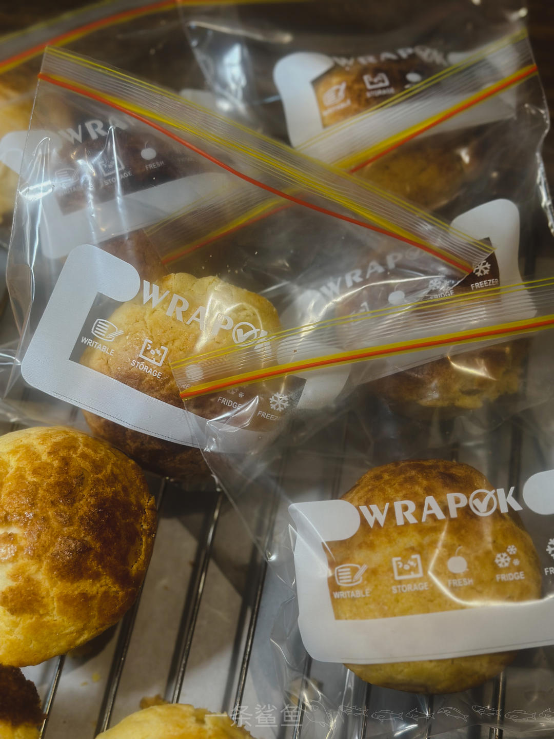 做100款面包の12：在家开茶餐厅!港式菠萝包 –不划格子自然裂开的香酥脆皮！菠萝油/酥皮包