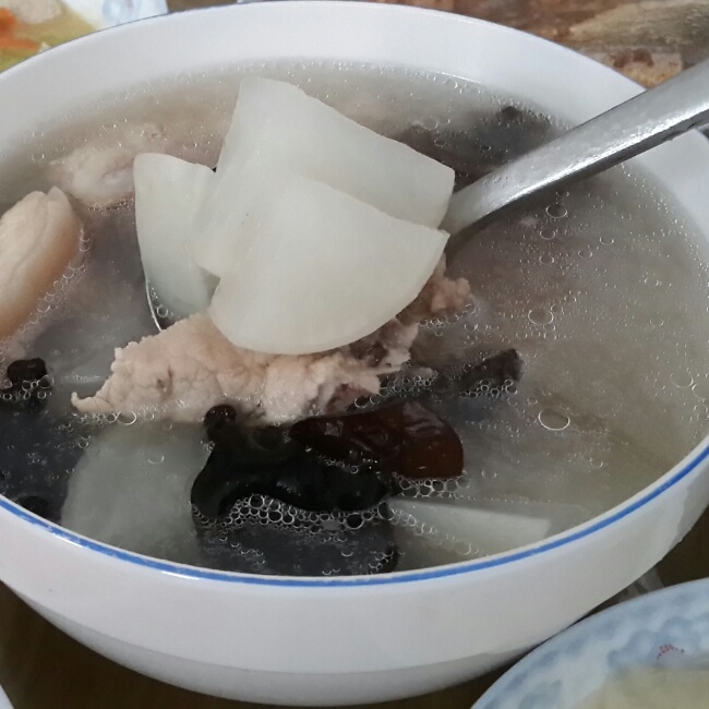 木耳萝卜大骨汤