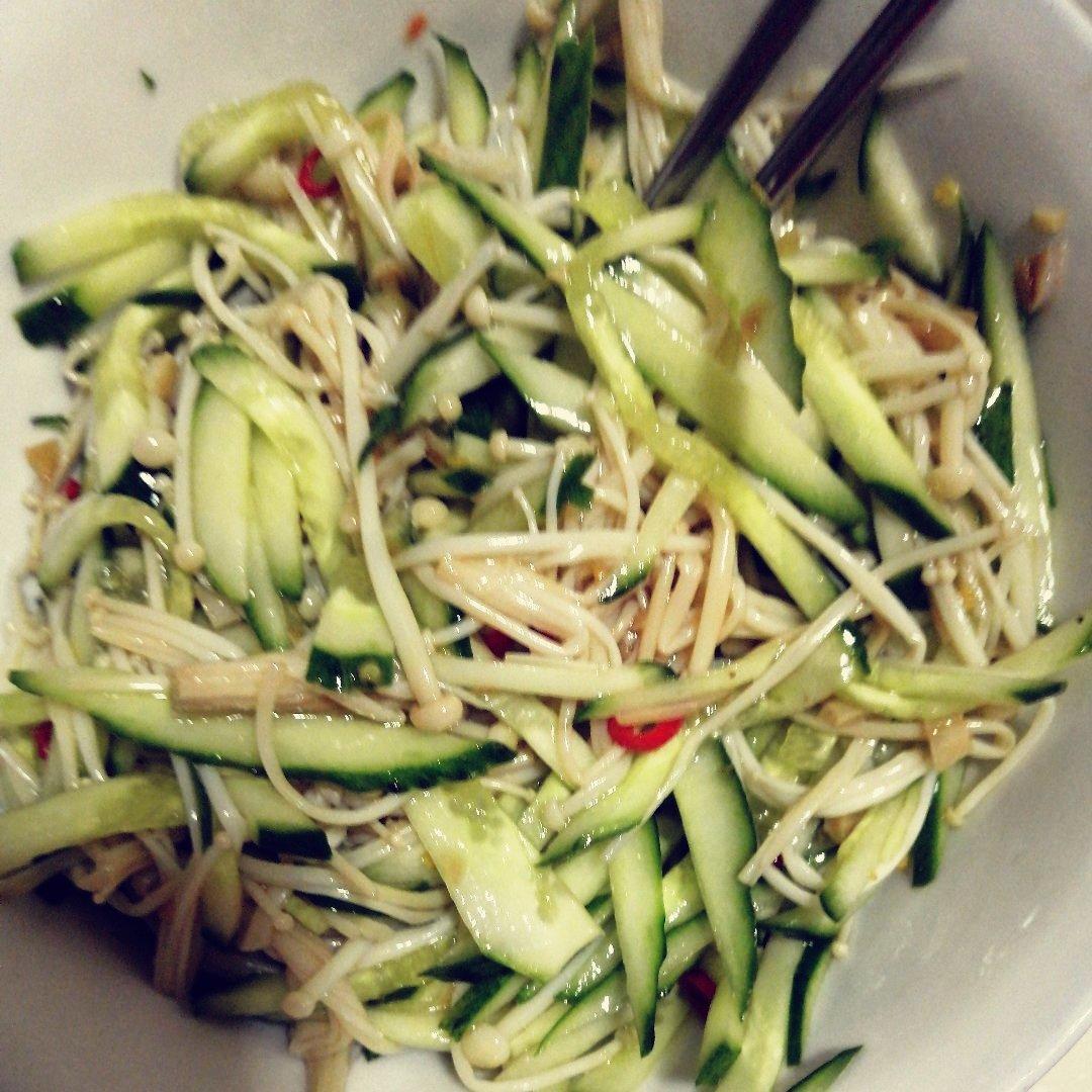 好吃的金针菇拌黄瓜