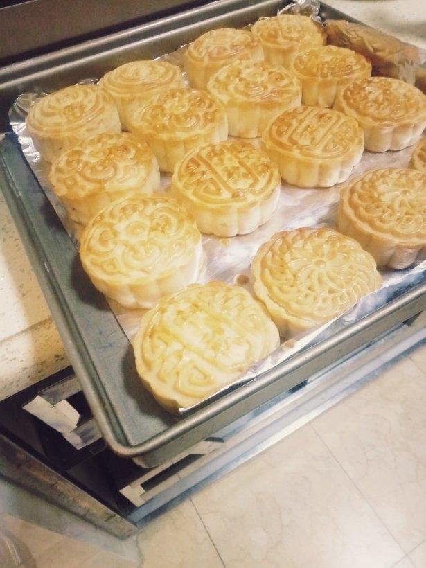 广式月饼－－蛋黄豆沙月饼