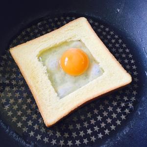 镶嵌着鸡蛋的三明治的做法 步骤2
