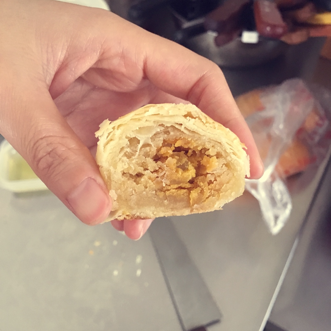 蛋黄酥 Danhuangsu