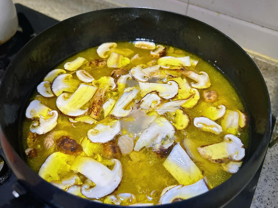 鲜松茸土鸡汤