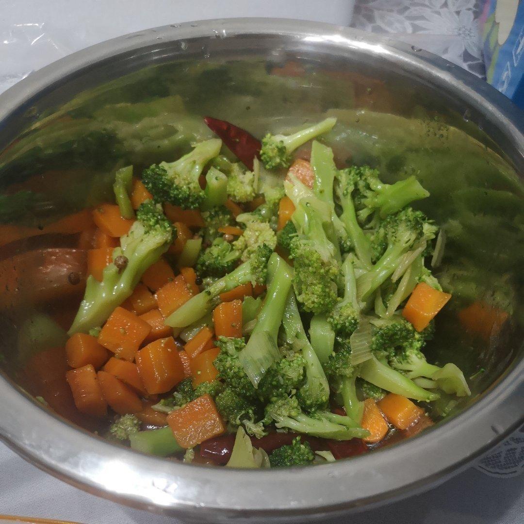 减肥人士墙裂推荐 超低热量，减肥首选凉拌菜 西兰花拌木耳胡萝卜花   色彩斑斓味道也是超棒的
