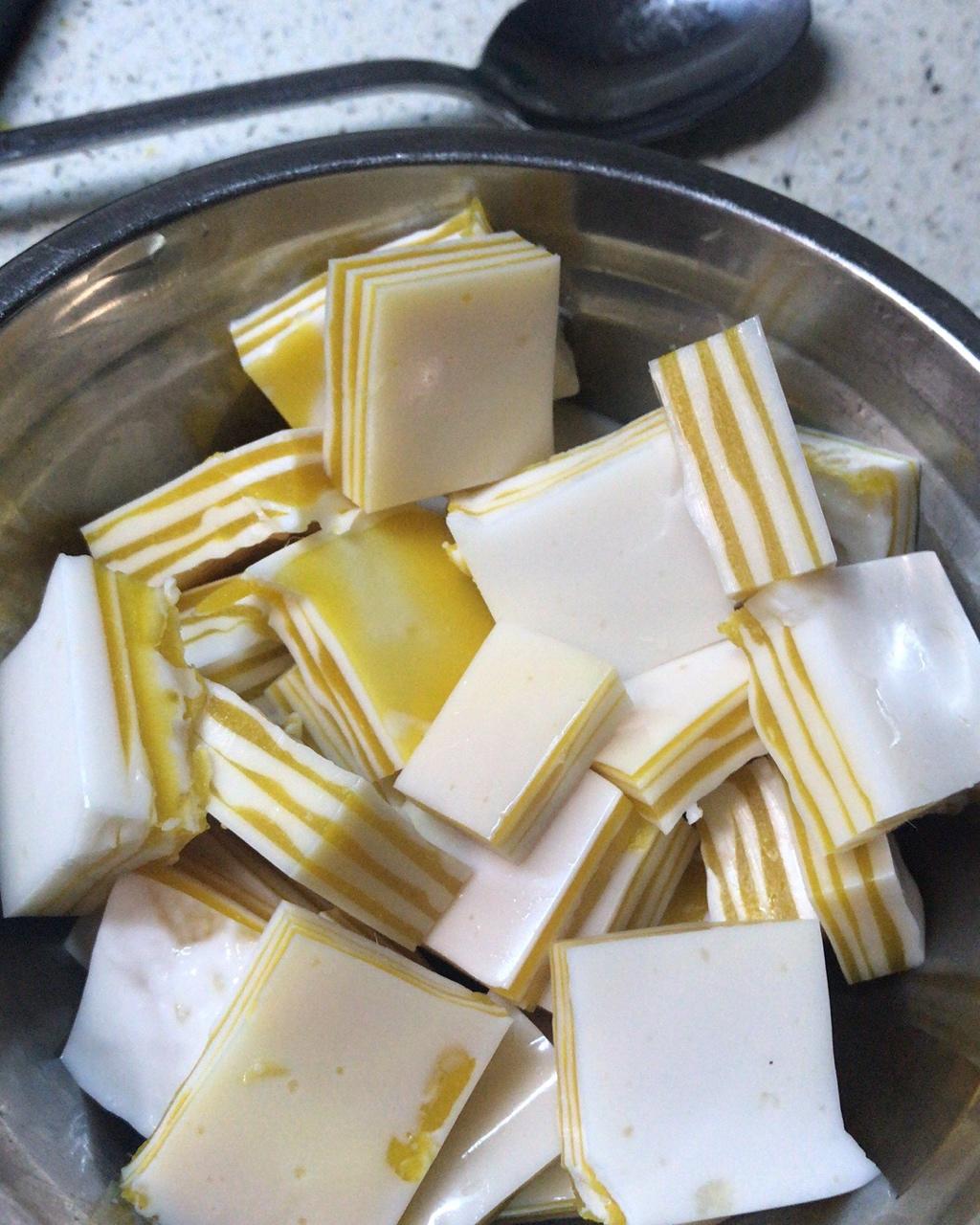 妈妈们快看，这道甜品是会跳舞的，孩子们一定喜欢！——芒果千层糕