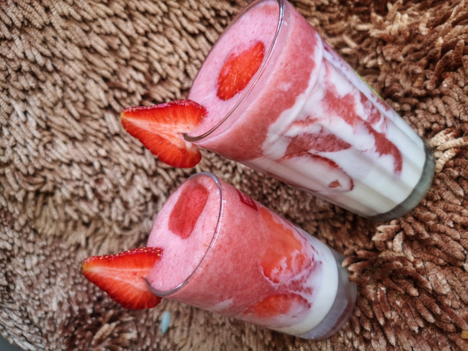 草莓果昔—一粉粉的春天饮品（简单美味美丽）的做法 步骤11