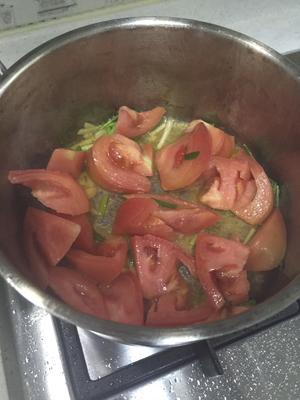西红柿冻豆腐虾仁汤的做法 步骤3