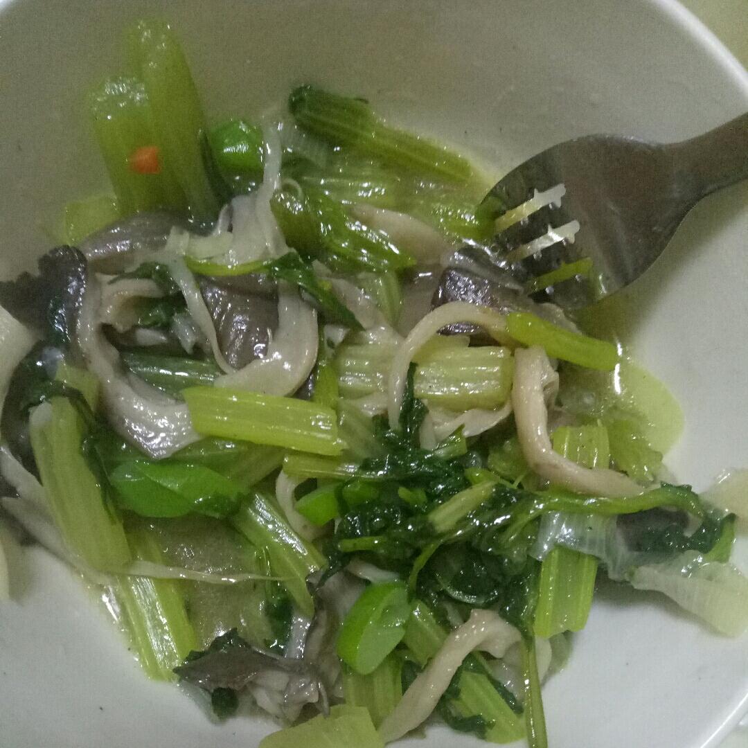 芹菜炒蘑菇