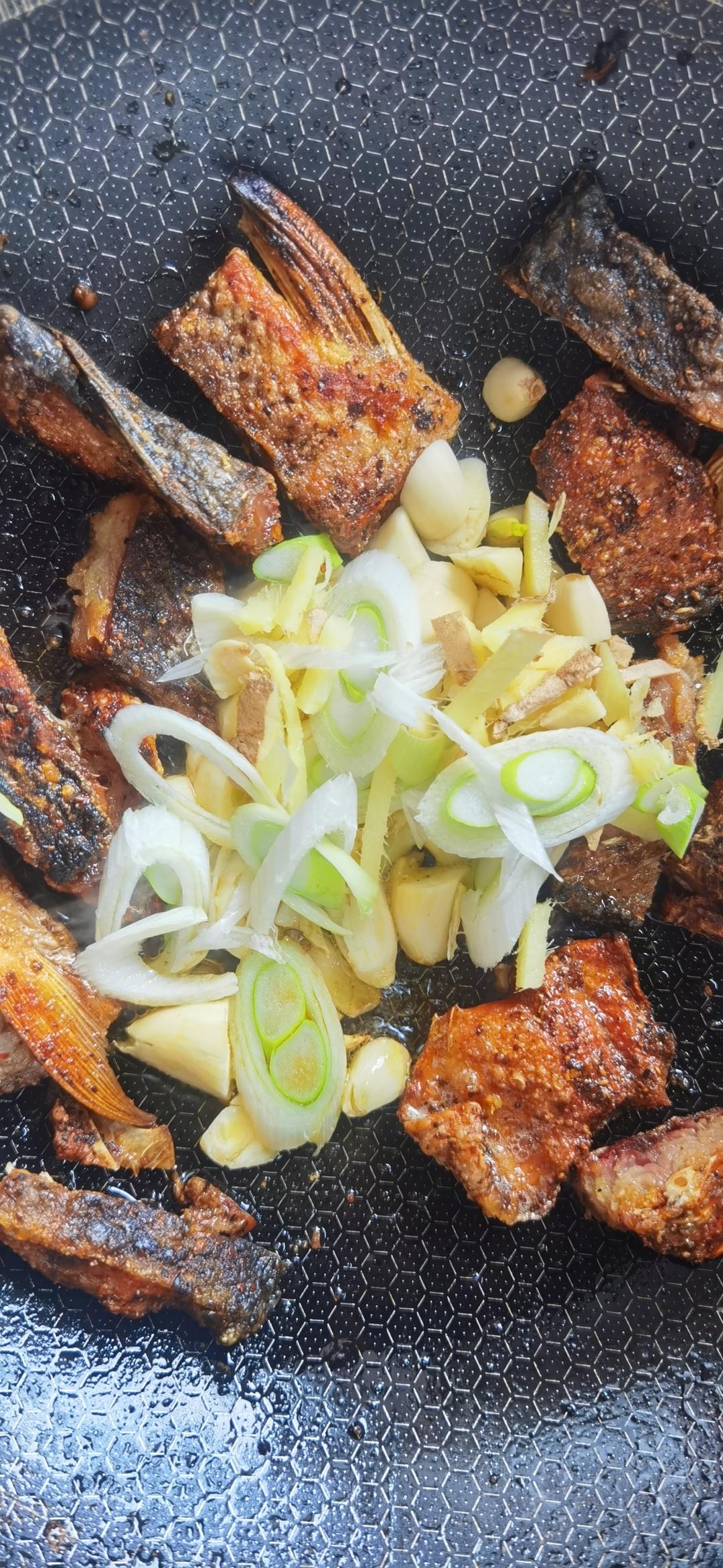 香辣煎风干鱼🐟的做法 步骤4