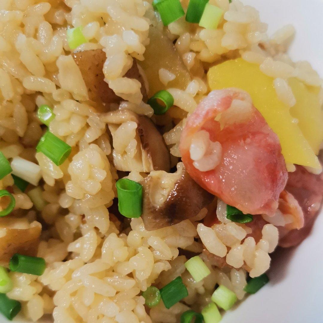 香菇腊肠土豆焖饭