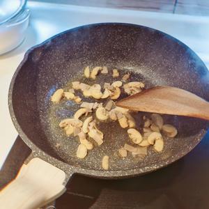 朴实无华的奶油蘑菇汤的做法 步骤2