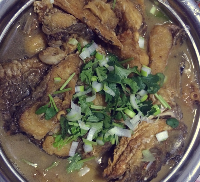 爆鱼。又叫熏鱼。