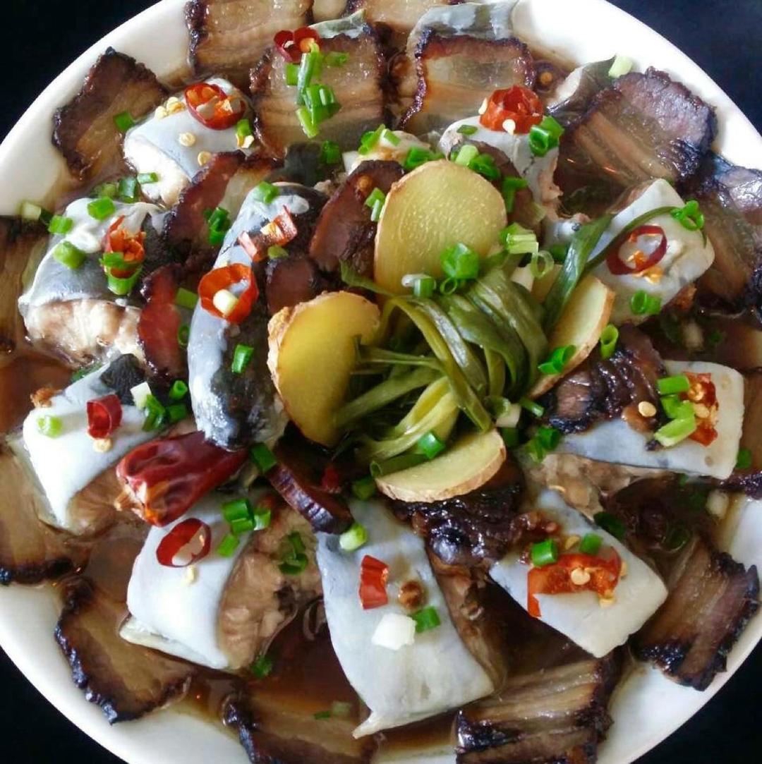 腊肉蒸河鳗