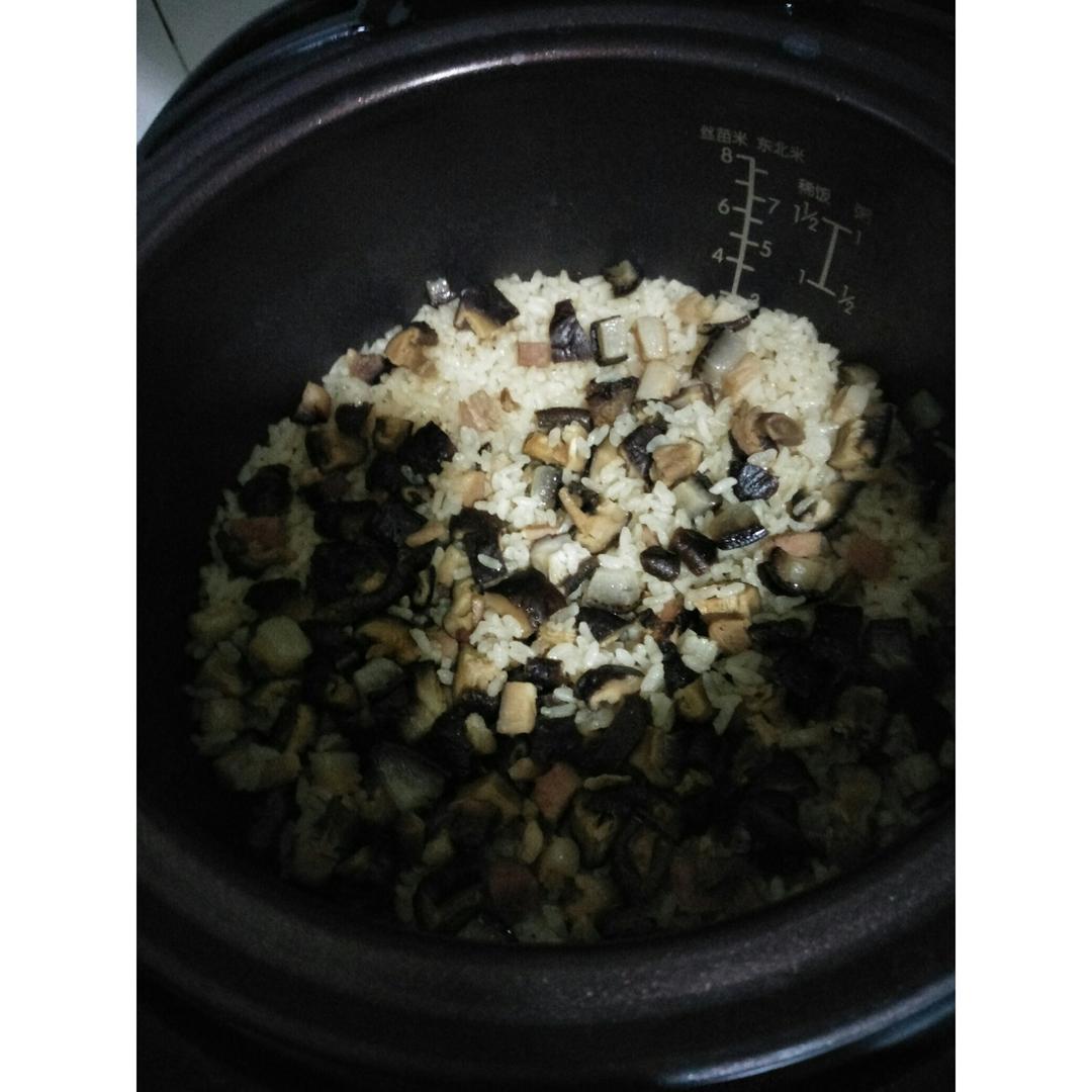 香菇腊肠土豆焖饭