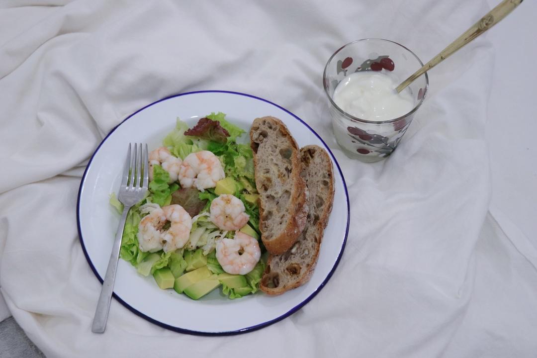 睡沙发才能吃上早餐