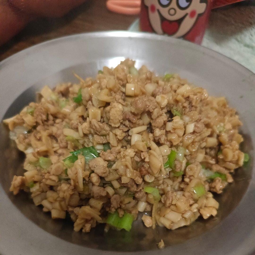 海鲜菇肉酱拌面