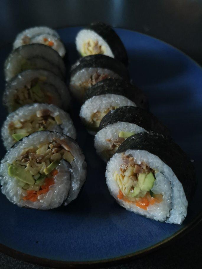 小盆友大爱妈妈超有成就感的牛油果寿司（配料丰富，营养均衡）