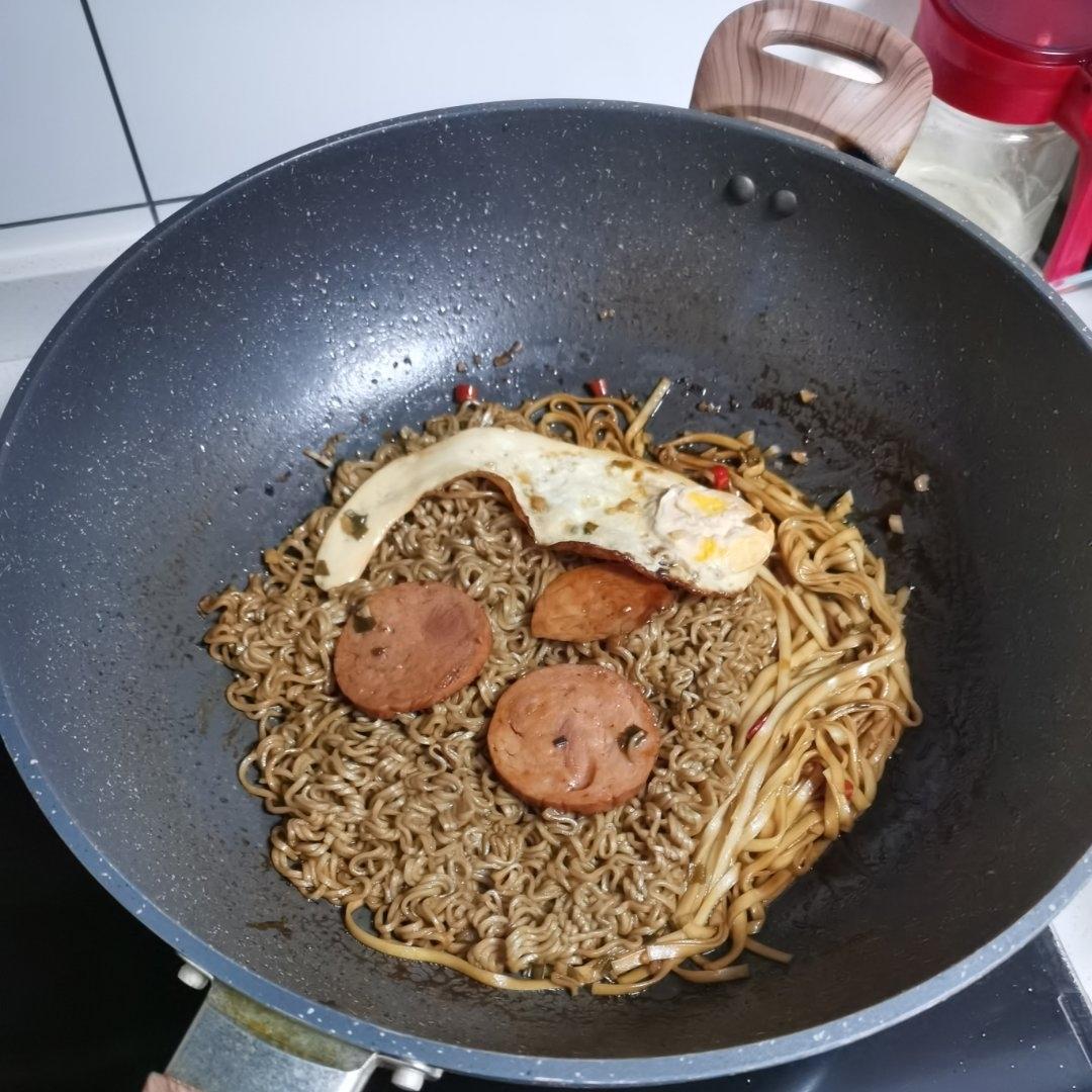 懒人速成：五分钟荷包蛋焖面