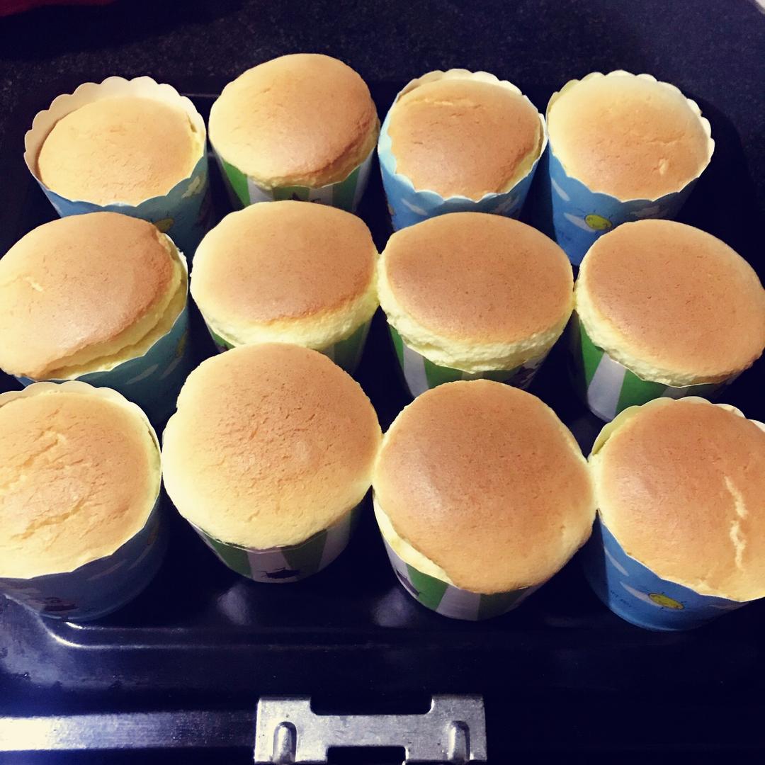 戚风杯子蛋糕^_^不开裂不回缩喔～