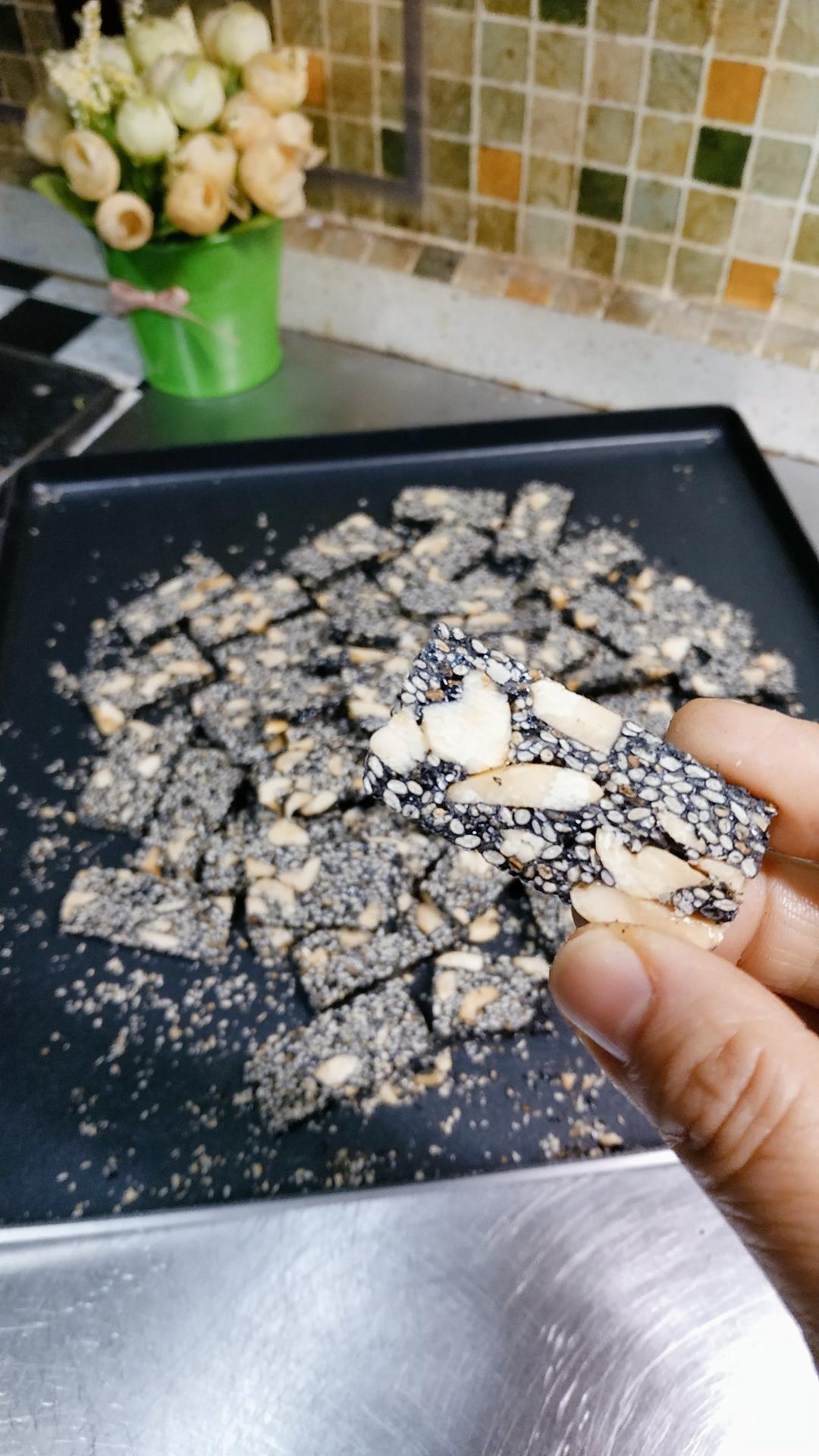 酥脆芝麻花生糖