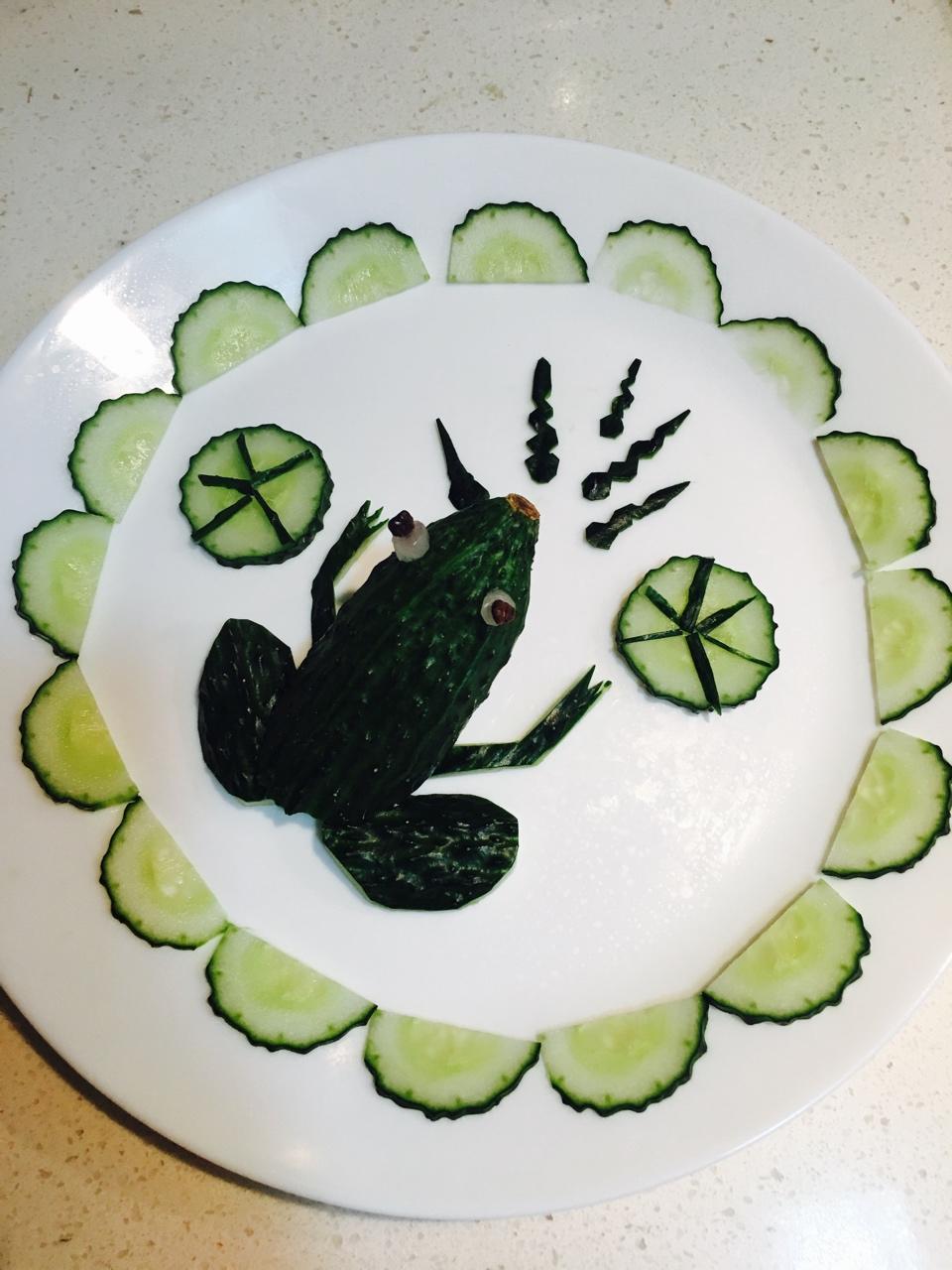 华妞妞脸小饭量少做的蔬果创意黄瓜青蛙